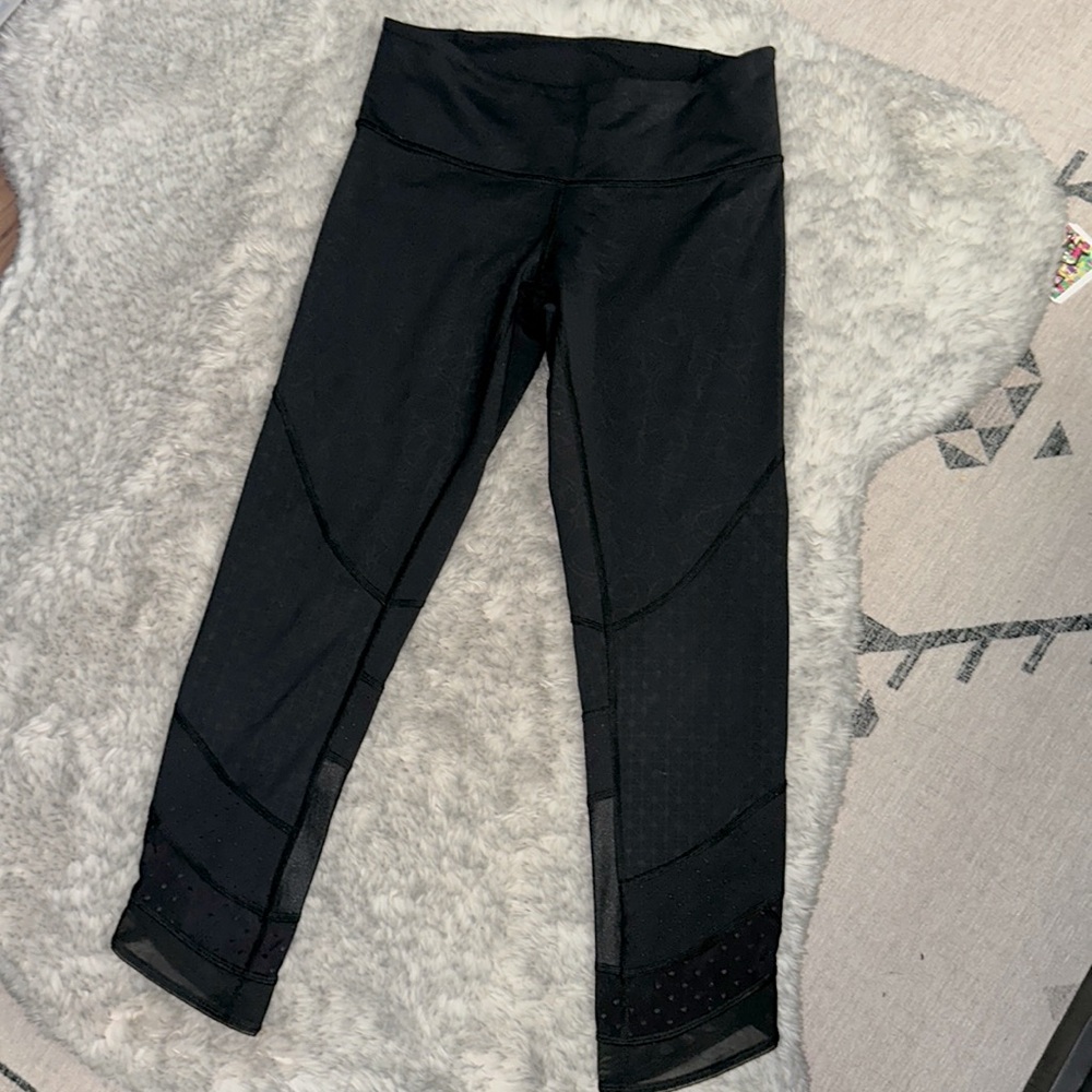 Woman’s Lululemon leggings, ankle cut with geometric patterns. In black, size 6